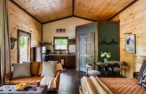 Sevierville Casa | Modern Cabin - The Emerald Nest