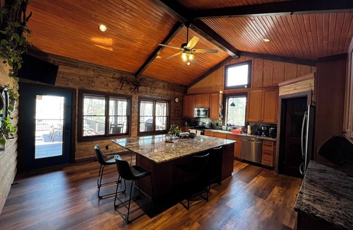 Littleton Cabina | MODERN CABIN, UNBEATABLE LOCATION ON LAKE GASTON- LIZARD CABIN