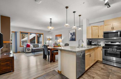 Canmore Apartamento | Modern Cabin Vibes with pool at The Lodges