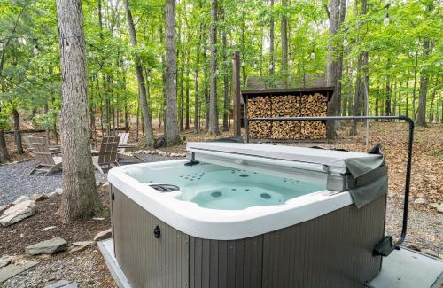 The Woods Casa | Modern Cabin w/Hot Tub & Fire Pit!