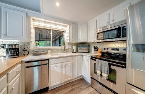 The Woods Casa | Modern Cabin w/Hot Tub & Fire Pit!