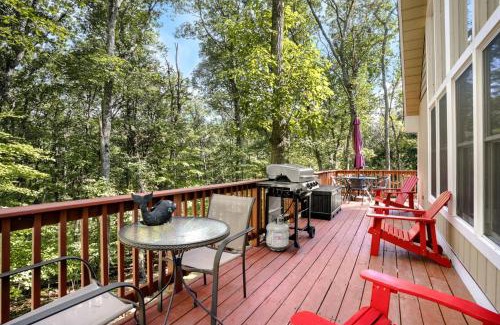The Woods Casa | Modern Cabin w Hot Tub & Indoor Pool Gym Access!
