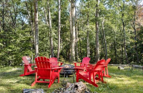 The Woods Casa | Modern Cabin w Hot Tub & Indoor Pool Gym Access!