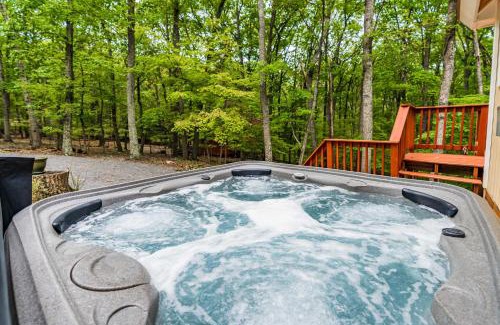 The Woods Casa | Modern Cabin w Hot Tub & Indoor Pool Gym Access!