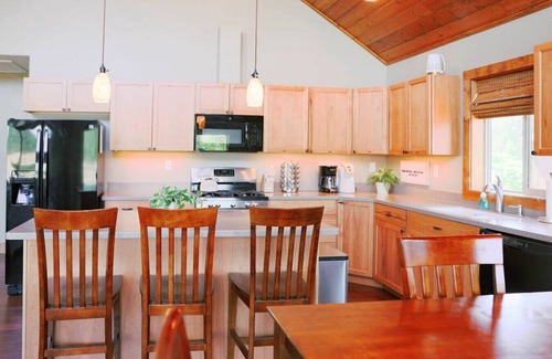 Fir Grove Estates Cabina | Modern Cabin w/ Open Views & Fenced Yard