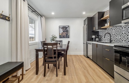 Fort Macleod Cabina | Modern cabin with King Bed, full kitchen and laundry.