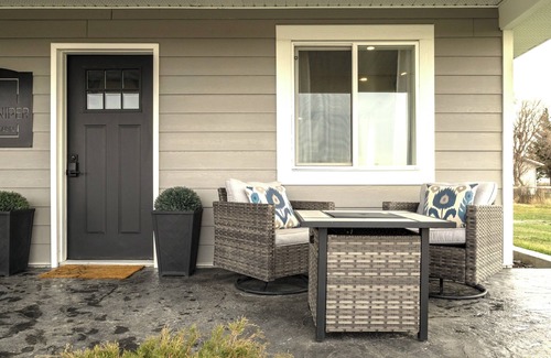 Fort Macleod Cabina | Modern cabin with King Bed, full kitchen and laundry.