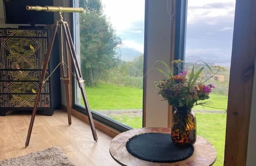 Breakish Cabina | Modern cabin with stunning views & private hot tub