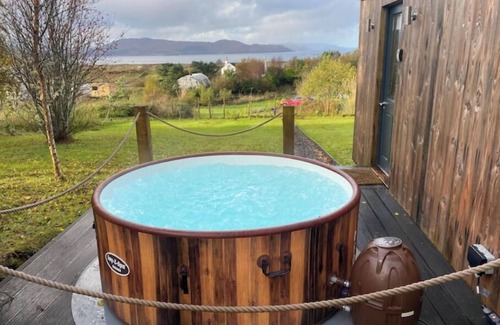 Breakish Cabina | Modern cabin with stunning views & private hot tub