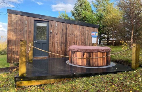 Breakish Cabina | Modern cabin with stunning views & private hot tub