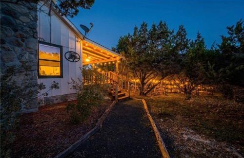 Uvalde Casa | Modern Cabin with Hill Country Views