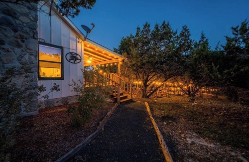 Uvalde Cabina | Modern Cabin with Hill Country Views