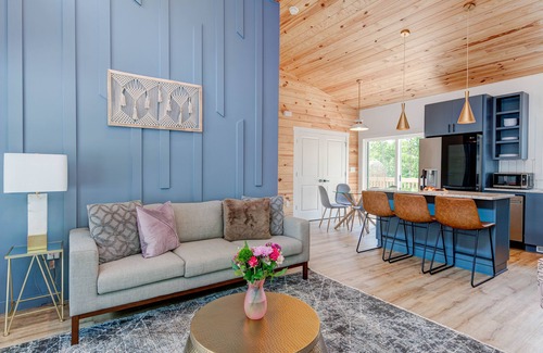 Lake Lure Cabina | Modern Cabin with Hot Tub