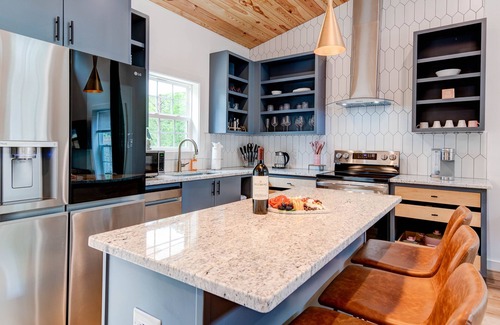 Lake Lure Cabina | Modern Cabin with Hot Tub