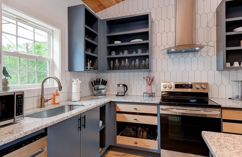 Lake Lure Cabina | Modern Cabin with Hot Tub