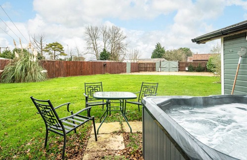 Upton Cheyney Cabina | Modern cabins with gorgeous lounge & sunny deck sleeps 18