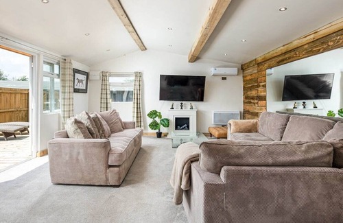 Upton Cheyney Cabina | Modern cabins with gorgeous lounge & sunny deck sleeps 18