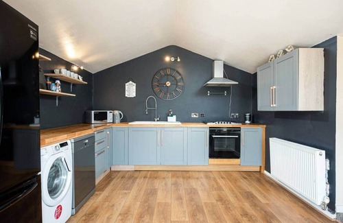 Upton Cheyney Casa | Modern cabins with sunny lounge & deck sleeps 18