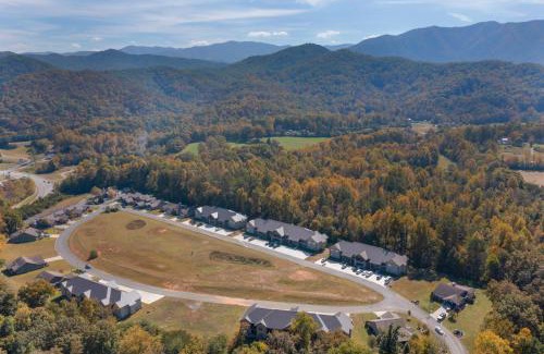 Townsend Casa | Modern Cades Cove Condo w Community Pool