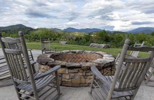 Townsend Casa | Modern Cades Cove Condo w Community Pool