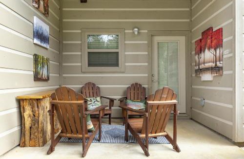 Townsend Casa | Modern Cades Cove Condo w Community Pool