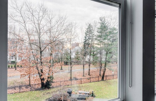 North Cambridge Apartamento | Modern Cambridge 1BR w/ W/D, Private access to Linear Park by Blueground