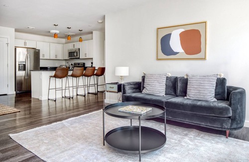 North Cambridge Apartamento | Modern Cambridge 2BR w/ W/D, Private access to Linear Park by Blueground