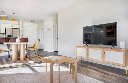 North Cambridge Apartamento | Modern Cambridge 2BR w/ W/D, Private access to Linear Park by Blueground