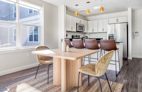 North Cambridge Apartamento | Modern Cambridge 2BR w/ W/D, Private access to Linear Park by Blueground