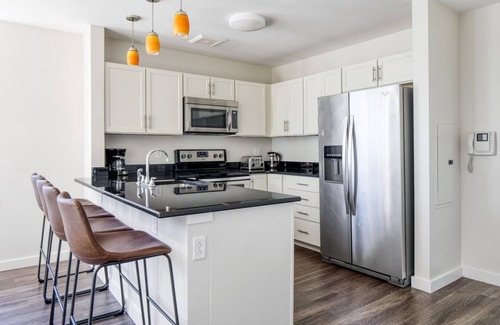 North Cambridge Apartamento | Modern Cambridge 2BR w/ W/D, Private access to Linear Park by Blueground
