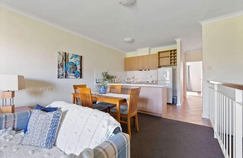 Halls Head Apartamento | Modern canal apartment sleeps 2