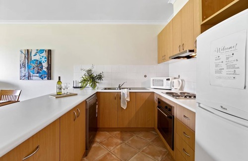 Halls Head Apartamento | Modern canal apartment sleeps 2