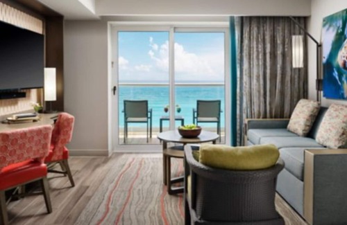 Zona Hotelera Complejo | Modern Cancun resort with comfy home feel at the edge of beach and pool living.