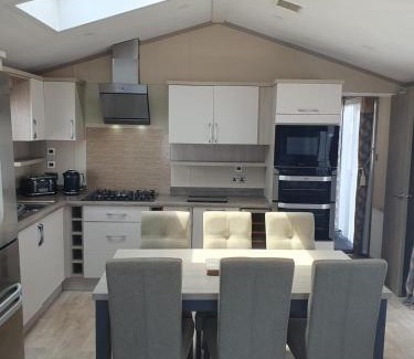 Kessingland Otro | Modern Caravan With Beautiful Seaviews In Suffolk! Ref 90023Sv
