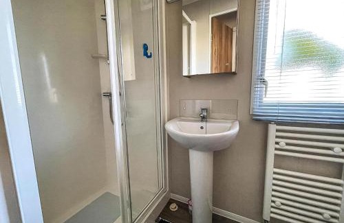 Corton Otro | Modern Caravan With Decking At Azure Seas Along The Suffolk Coast Ref 32065Az