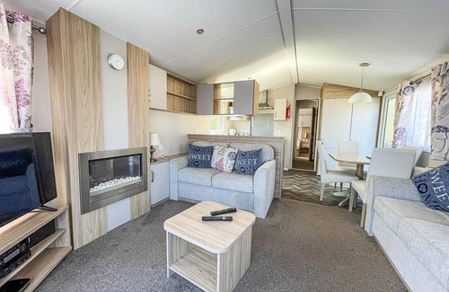 Corton Casa | Modern caravan with decking at Azure Seas along the Suffolk coast ref 32065AZ