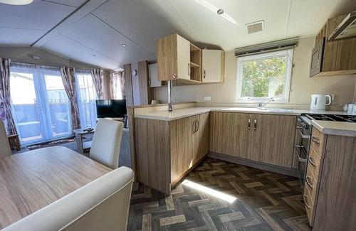 Corton Casa | Modern caravan with decking at Azure Seas along the Suffolk coast ref 32065AZ