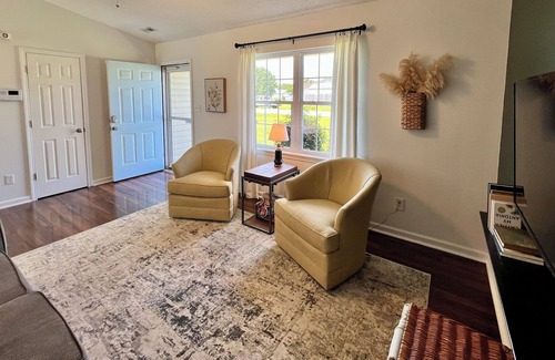 Hubert Casa | Modern Carolina Home near Coast & Camp Lejeune!