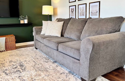 Hubert Casa | Modern Carolina Home near Coast & Camp Lejeune!