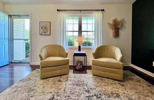 Hubert Casa | Modern Carolina Home near Coast & Camp Lejeune!
