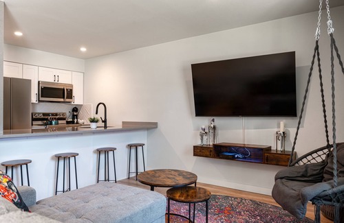 Barton Hills Condominio | Modern Central ATX Condo. Walk to Zilker Park, Barton Springs & Lady Bird Lake