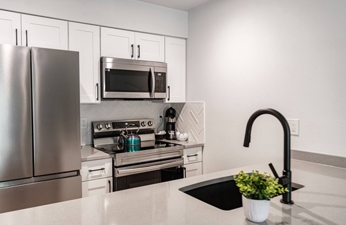 Barton Hills Condominio | Modern Central ATX Condo. Walk to Zilker Park, Barton Springs & Lady Bird Lake