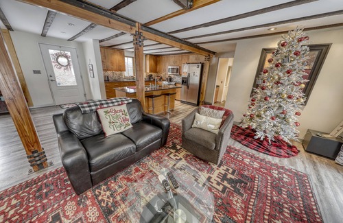 Ellicottville Chalet De Esquí | Modern Chalet, 2 Acre lot, HOT TUB and NEW OUTDOOR FIREPIT