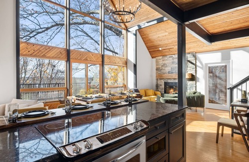 Saugatuck Chalet De Esquí | Modern Chalet 5bd 3bth with Hot Tub, Game Room, Private movie theater, 3 decks