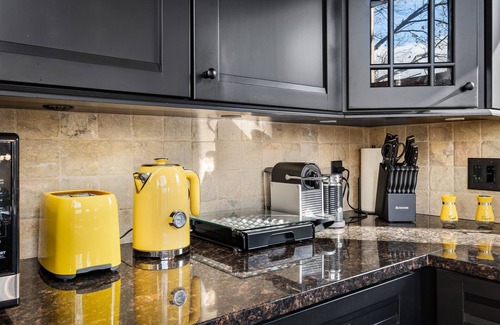 Saugatuck Chalet De Esquí | Modern Chalet 5bd 3bth with Hot Tub, Game Room, Private movie theater, 3 decks