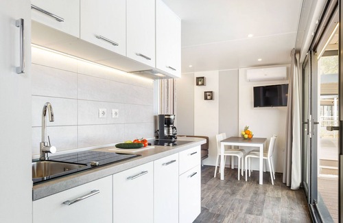Vabriga Chalet De Esquí | Moderno chalet con 2 cuartos de baño y un porche, a 11 km de Porec