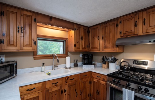 Chester Chalet De Esquí | Modern Chalet w/ Serene Views and Jacuzzi Hot Tub- 15 Minutes to Okemo Mountain
