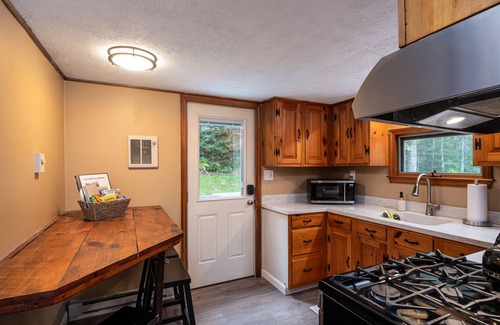 Chester Chalet De Esquí | Modern Chalet w/ Serene Views and Jacuzzi Hot Tub- 15 Minutes to Okemo Mountain