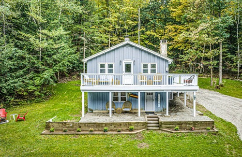 Chester Chalet De Esquí | Modern Chalet w/ Serene Views and Jacuzzi Hot Tub- 15 Minutes to Okemo Mountain