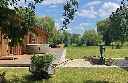 Hartkirchen Apartamento | Modern chalet with whirlpool
